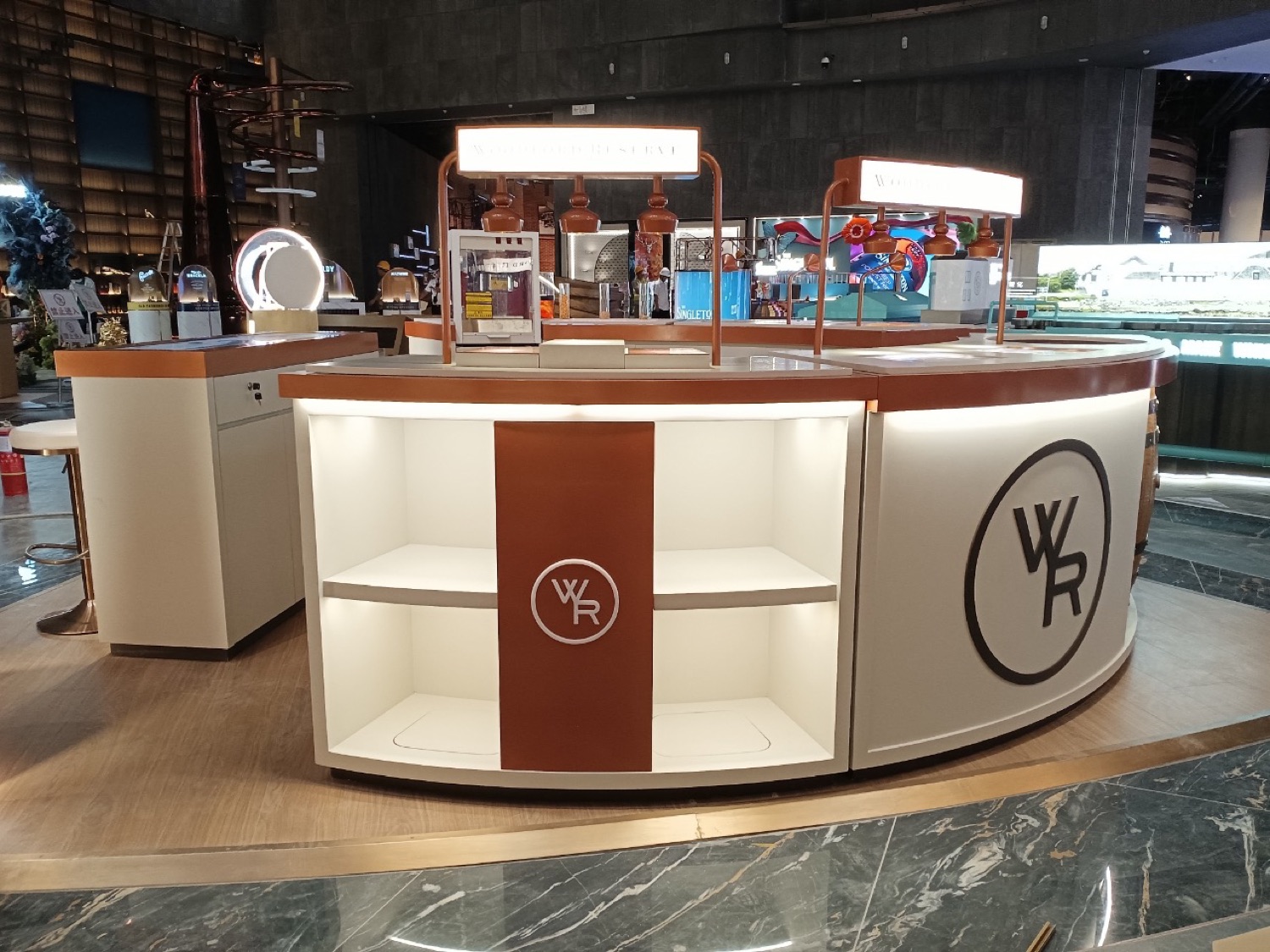 Circular retail kiosk assembled in the factory